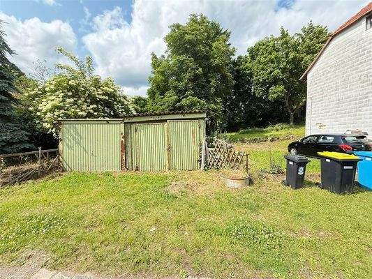 Alte Garagen auf dem Grundstück