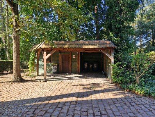 großzügiger Carport