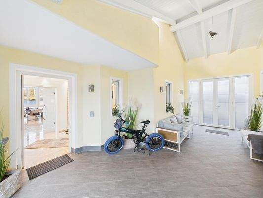 Raum zwischen Haus & Garage