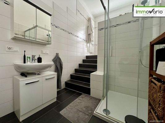 Bad mit Dusche & Wanne