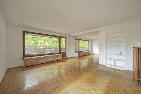 Wohnbereich mit angrenzender, umlaufender Terrasse