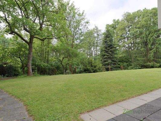 gepflegtes Grundstück am Haus