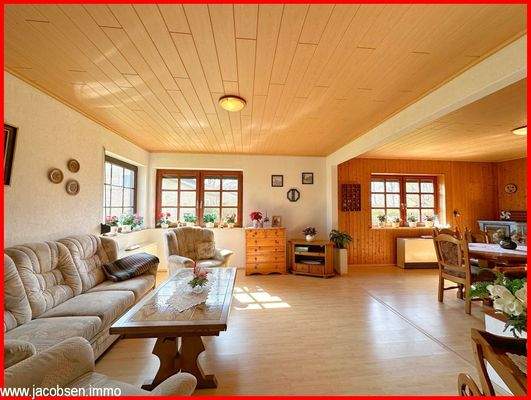 Blick vom Flur in den Wohn- und Essbereich 