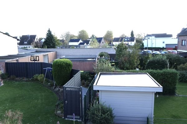 Blick von der Terrasse ins Grüne