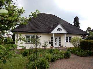 - VERKAUFT -  Farge / Rekum - Wilhelm-Brandhorst-Str. 3A- freist. Walmdachbungalow in rückwärtiger Gartenlage