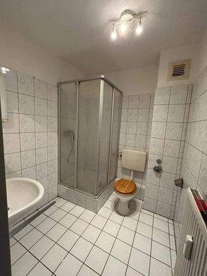 Badezimmer unrenoviert.jpeg