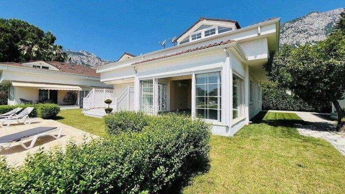 DHH mit Wintergarten ohne Mobiliar