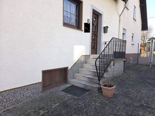 Eingang und Parkplatz.jpg