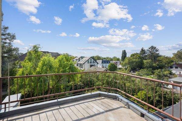 Blick ins Grüne vom Balkon