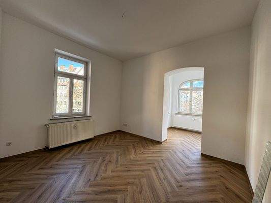 Helles Wohnzimmer mit Fenster