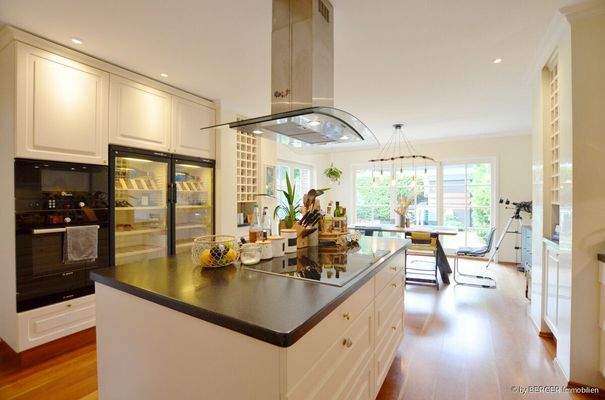 Einbauküche mit Kochinsel