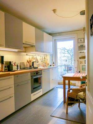 Küche mit Zugang zum Balkon