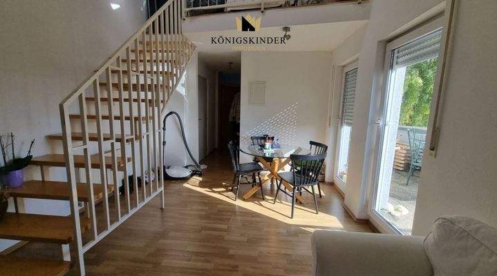 Blick zum Essplatz und Treppe zur Empore