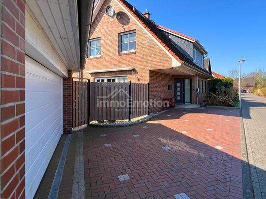 Ansicht auf den Eingang und den Vorplatz