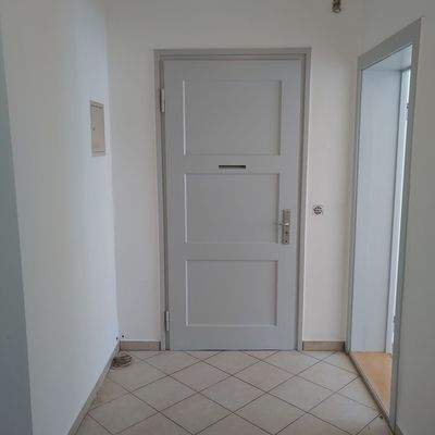 Flur innen mit Wohnungstür.jpg