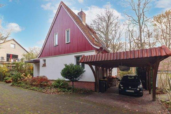 Hausansicht Vorderseite mit Carport