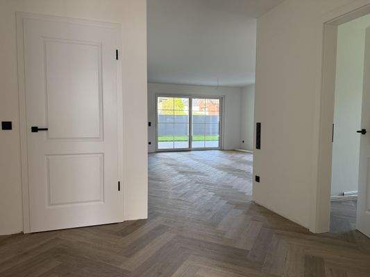 Flur mit Blick in das Wohn- und Esszimmer