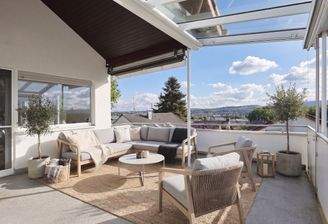 Große, sonnige und überdachte Terrasse (KI-generiertes Einrichtungsbeispiel)