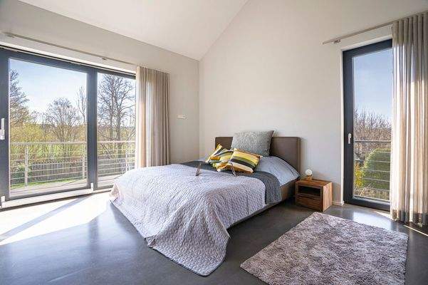 Schlafzimmer mit Balkonzugang