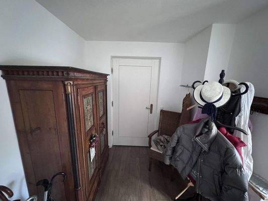 Eingangsbereich mit Garagentür