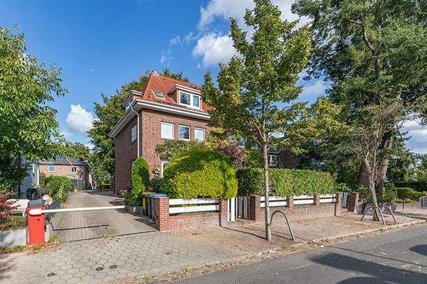 Die Schranke schützt vor "Wildparkern"