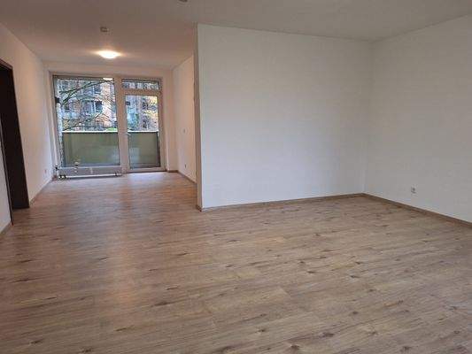 Leere Wohnung mit Balkon