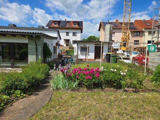 Blick auf Haupteingang und Garage (Rückseite)