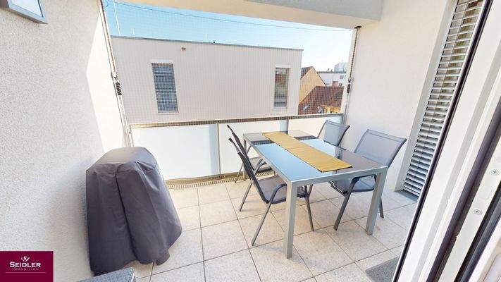 Überdachter großzügiger Balkon