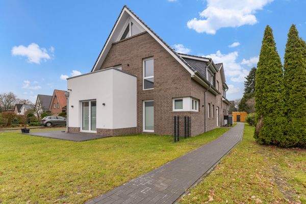 Weg zum Haupteingang