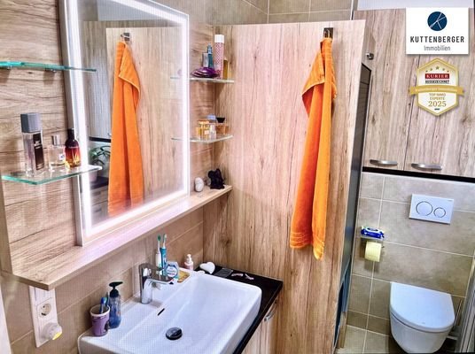 Badezimmer oben mit Peter Max Einbaumöbel