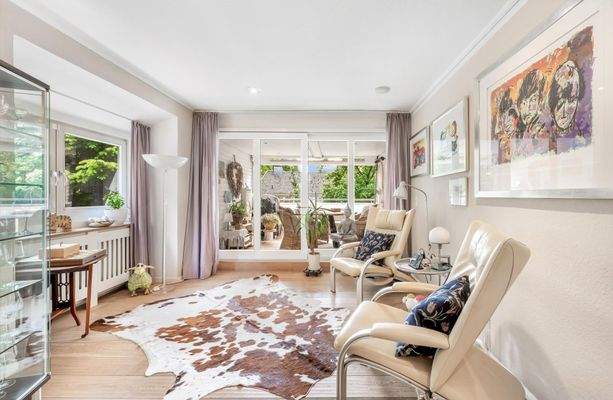 Wohnbereich mit Blick zum Balkon im Obergeschoss