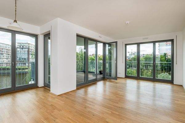 Geräumiges Wohnzimmer