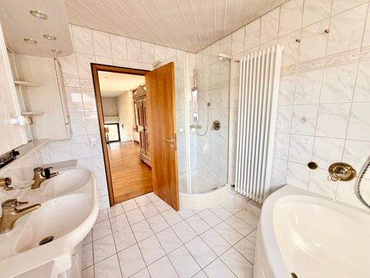 Einladendes Tageslichtbad