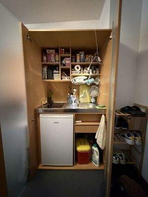 Pantryküche mit Schranktür verschließbar