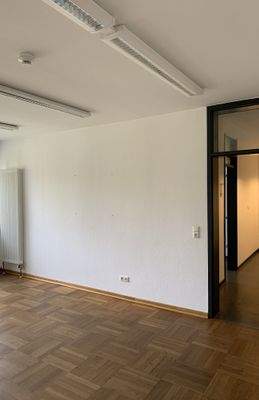 3. Büro mit Parkettb._2.jpg