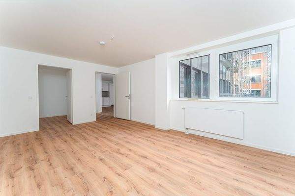 Schlafzimmer mit Zugang zum Ankleidezimmer