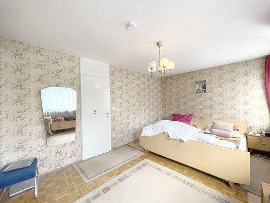 Anderer Blick durch das großzügige Elternschlafzimmer