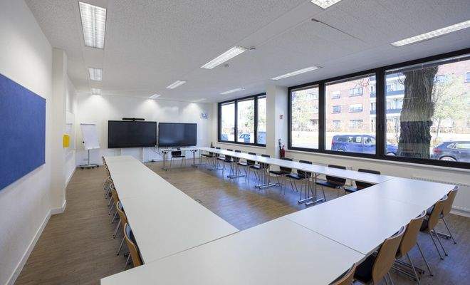 Büro 4 im Erdgeschoss mit Einbauten und Zugang zur Halle Ansicht 1