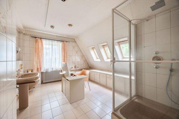 Masterbad mit Dusche und Badewanne