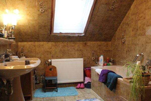 Bad mit Wanne und Dusche