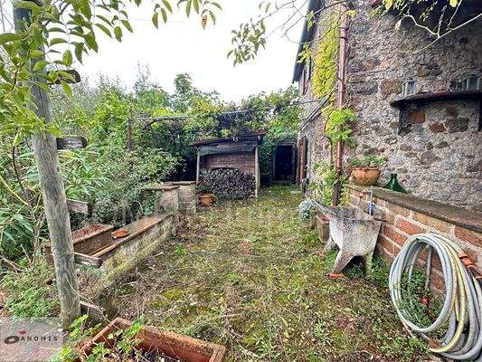 2. Terrasse und Gartenwasser