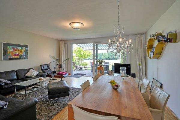 Wohn-/Esszimmer mit Zugang auf die Terrasse