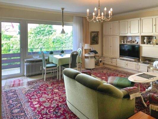 Wohnzimmer mit großem Balkon