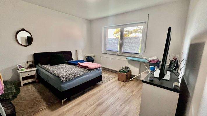 Helles Schlafzimmer mit TV