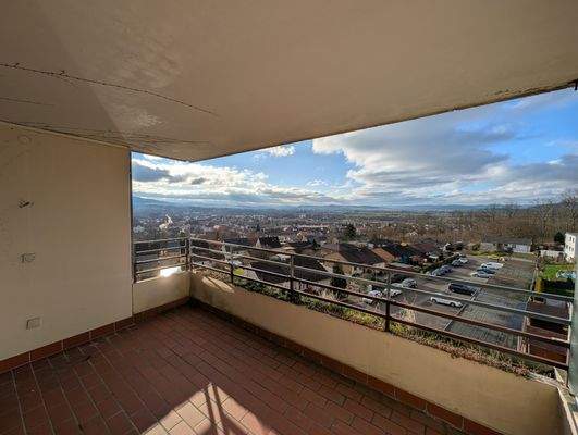 großzügiger  überdachter Balkon mit phantastischen Weitblick.jpg