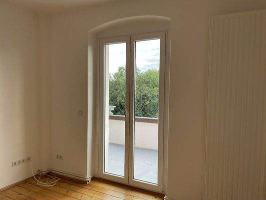 Wohnzimmer mit Ausgang Balkon