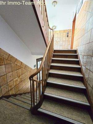 Komfortabel gestaltet: Großzügige Holztreppe mit rutschfesten Einlagen verbindet Etagen sicher und elegant