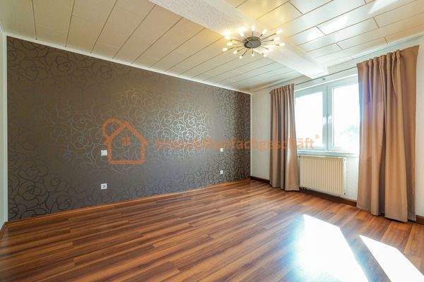 Helles Wohnzimmer mit Fenster