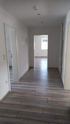 Lichtdurchfluteter breiter Flur