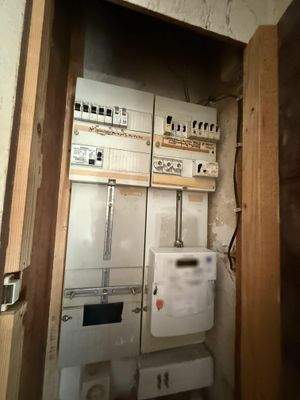 Elektro-Verteilung mit Kippsicherungen (Fi-Schalter ist installiert)